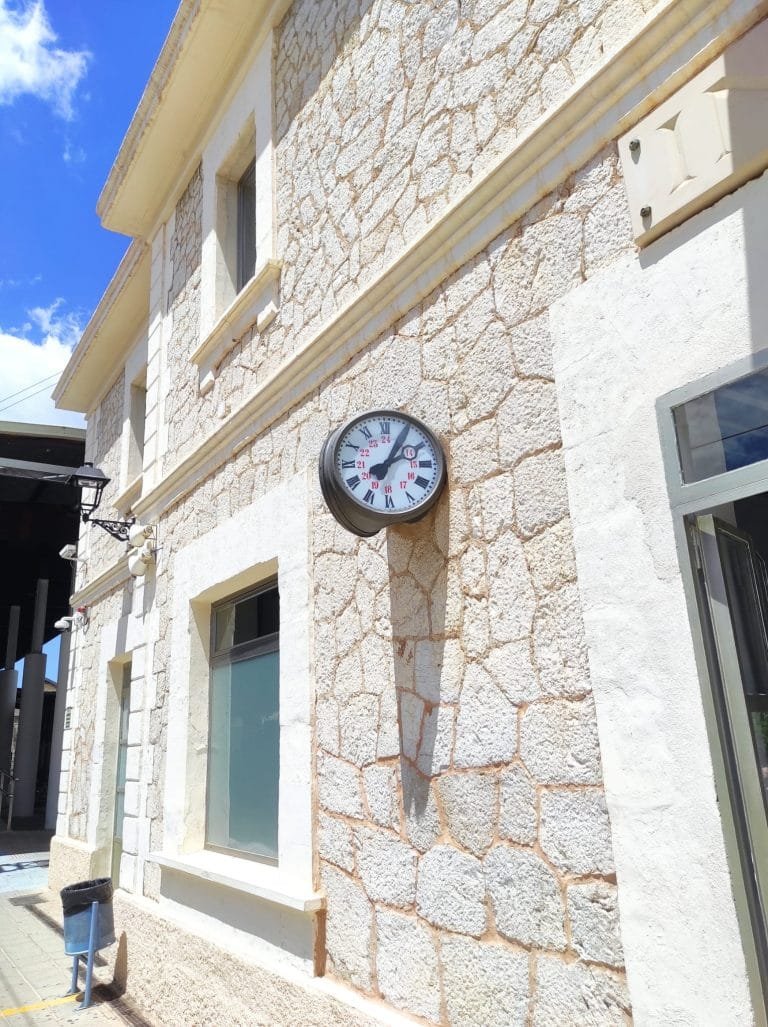 la-estaci-n-del-tren-de-inca-recupera-sus-relojes-tradicionales