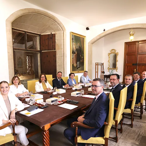 La presidenta del Govern, Marga Prohens, y los consellers sentados en la mesa de reuniones del Consell de Govern