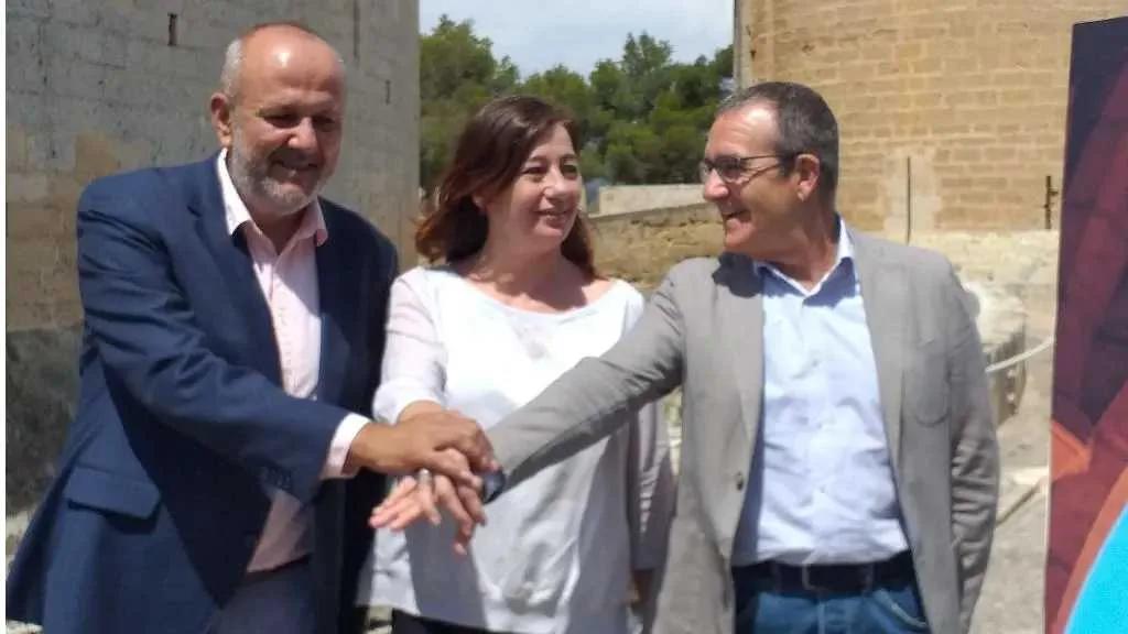 Miquel Ensenyat, Francina Armengol y Juan Pedro Yllanes uniendo sus manos tras la firma del Pacte de Bellver en 2019