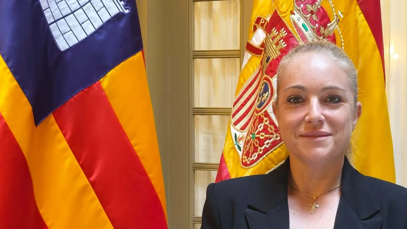 Fanny Blasco posando ante las banderas oficiales en el Parlamento Balear