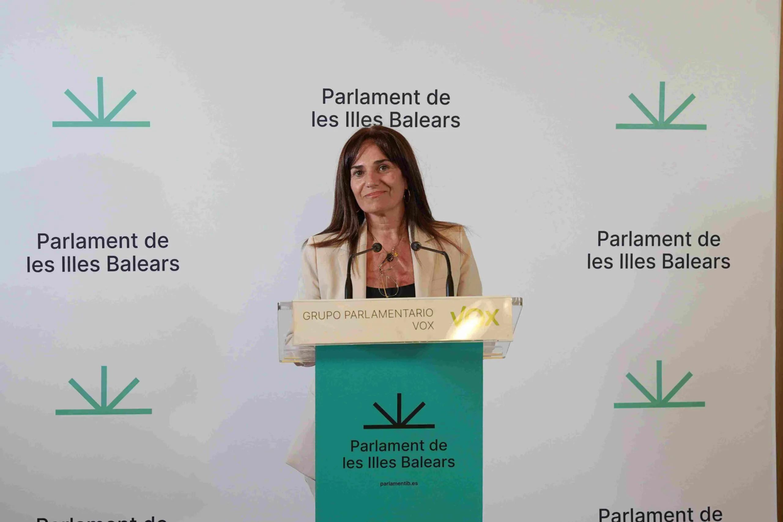 La portavoz de VOX, Manuela Cañadas, en la sala de prensa del Parlamento de las Islas Baleares