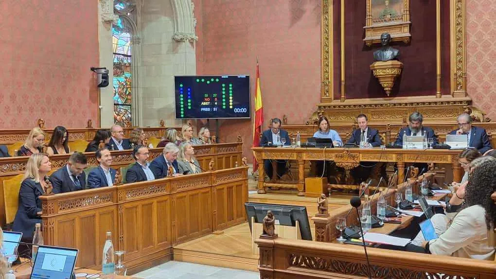 Los consellers de los diferentes partidos políticos debaten sentados en sus escaños durante una sesión plenaria en el Consell de Mallorca