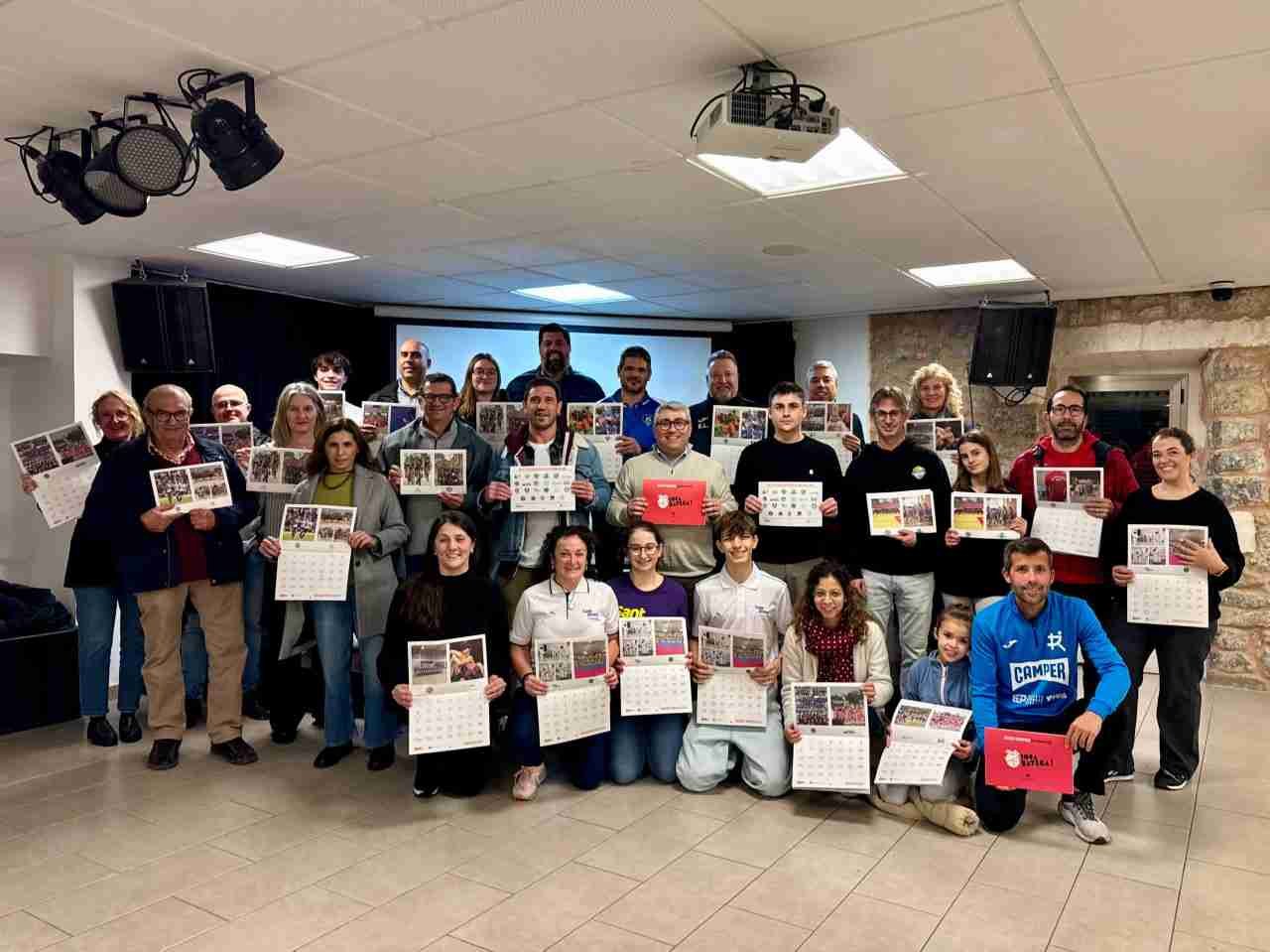 Representantes de los clubes deportivos de Inca posan con el calendario municipal 2026 en una foto de grupo