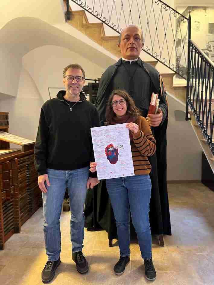 l alcalde de Manacor, Miquel Oliver, junto a la gerente de la Institució Alcover presentando el programa de 2026