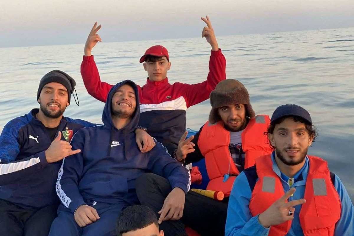 Grupo de argelinos en una embarcación