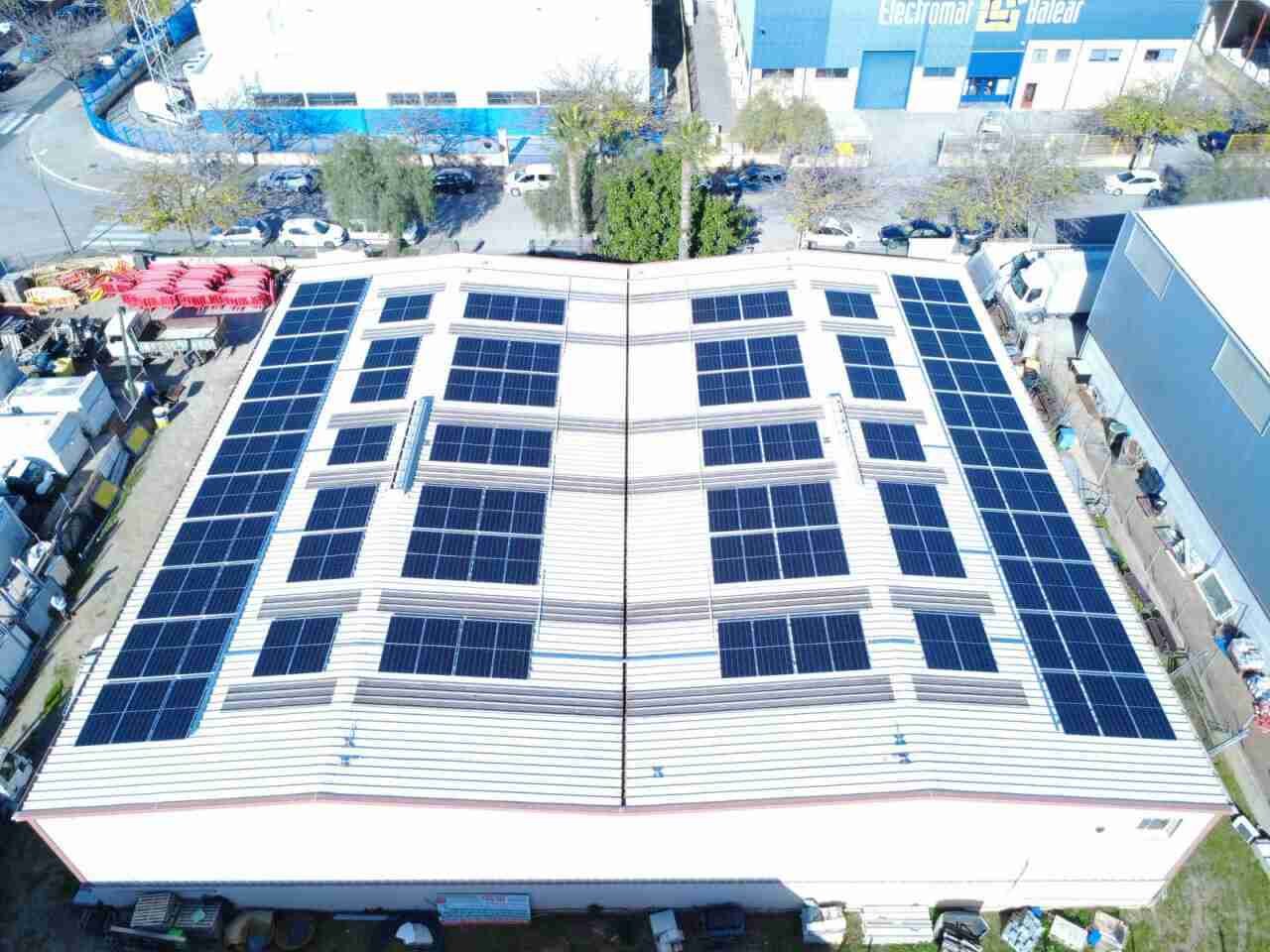 Paneles solares instalados en el tejado de la nave de la brigada municipal de Inca