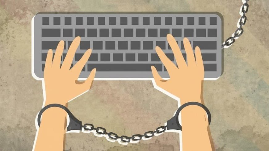 Ilustración de manos encadenadas escribiendo en un teclado para denunciar la censura