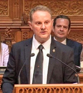 David Gil, portavoz adjunto de VOX en el Consell de Mallorca, en el atril de oradores