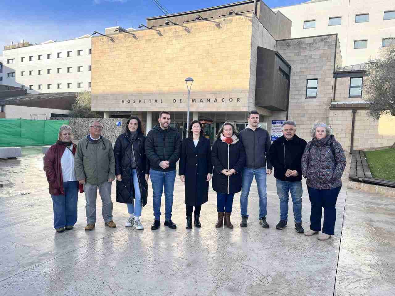Representantes del PSOE ante la entrada del Hospital de Manacor denunciando el cierre de los paritorios
