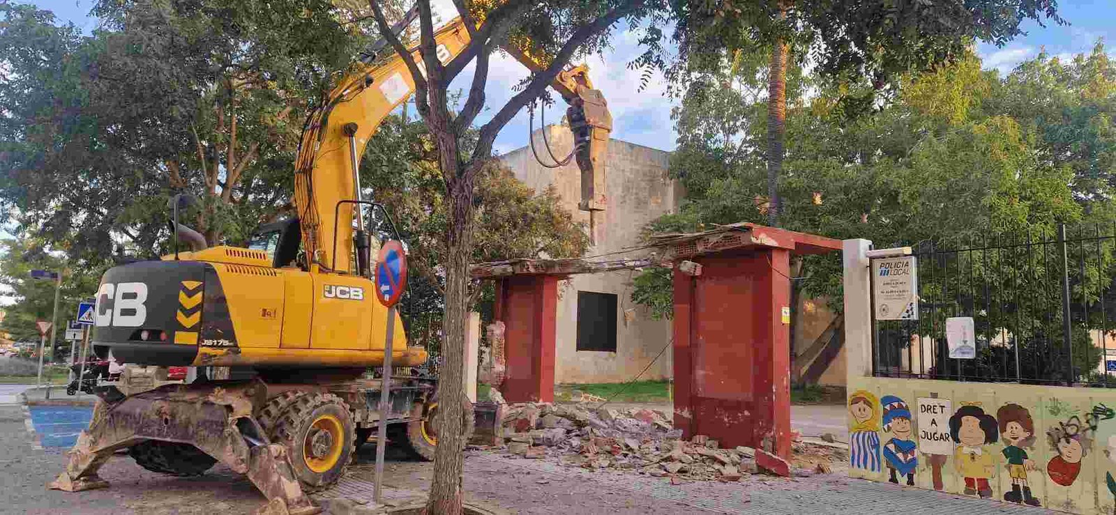 Obras de demolición de la marquesina en el acceso al Parque Municipal de Manacor
