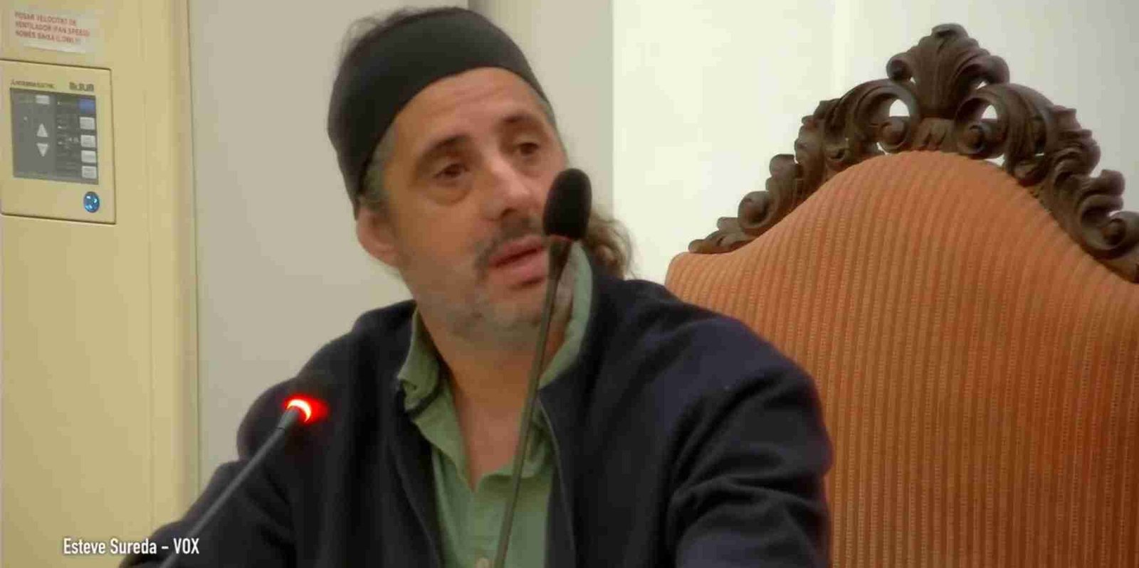 Esteban Sureda portavoz de VOX Manacor en el pleno municipal admitiendo error