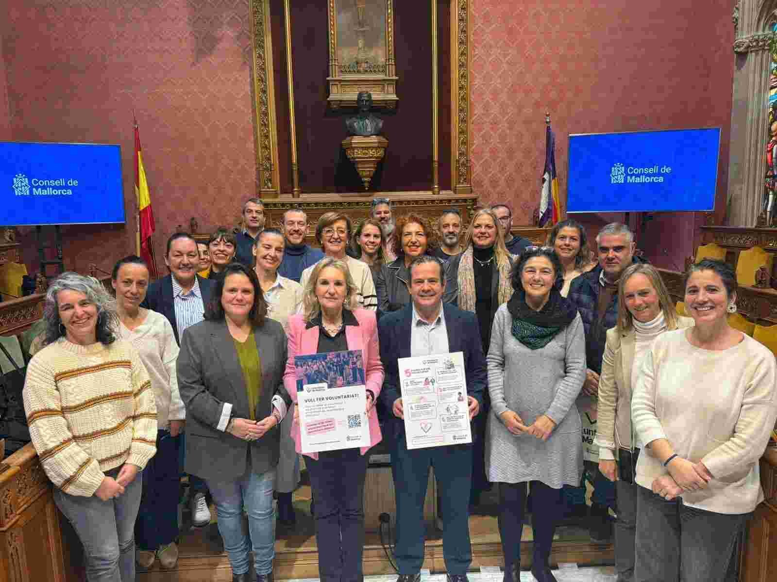 Representantes de diversas entidades sociales en la presentación de las ayudas al voluntariado