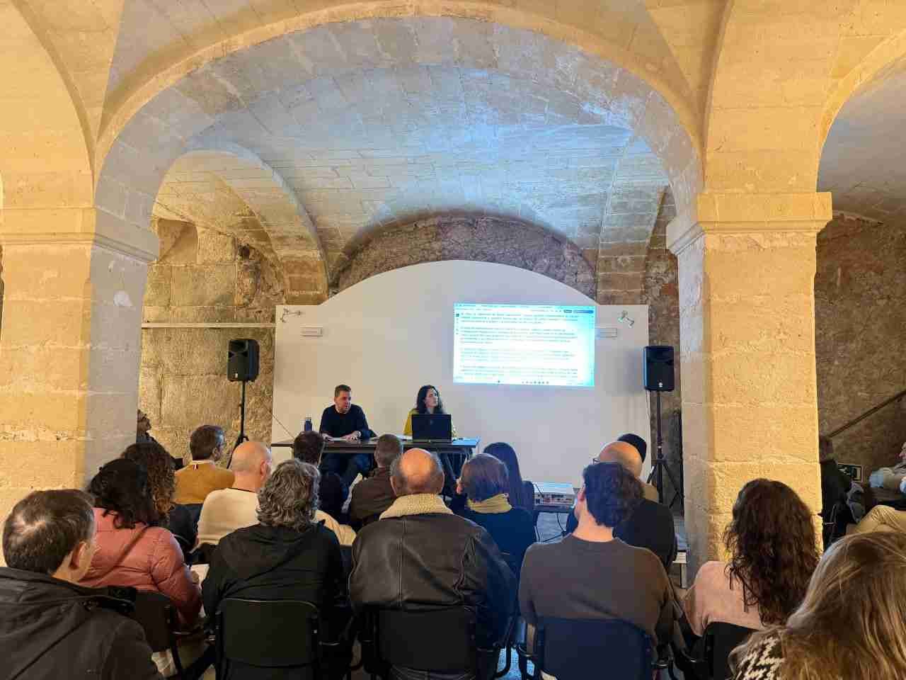 Núria Hinojosa y Pedro Puche durante la reunión con profesionales del sector urbanístico en Manacor