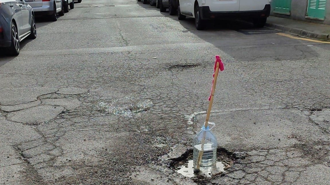 Bache peligroso en calle de Manacor señalizado con botella por vecinos tras la lluvia