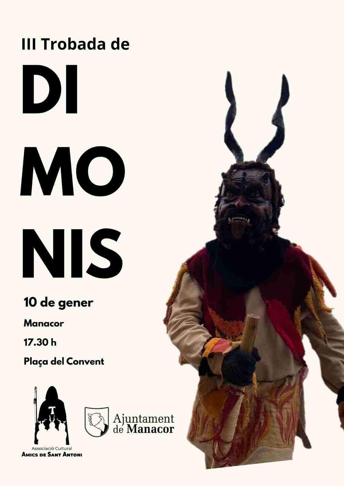 Demonios bailando en la Trobada de Dimonis de Manacor frente a la multitud.