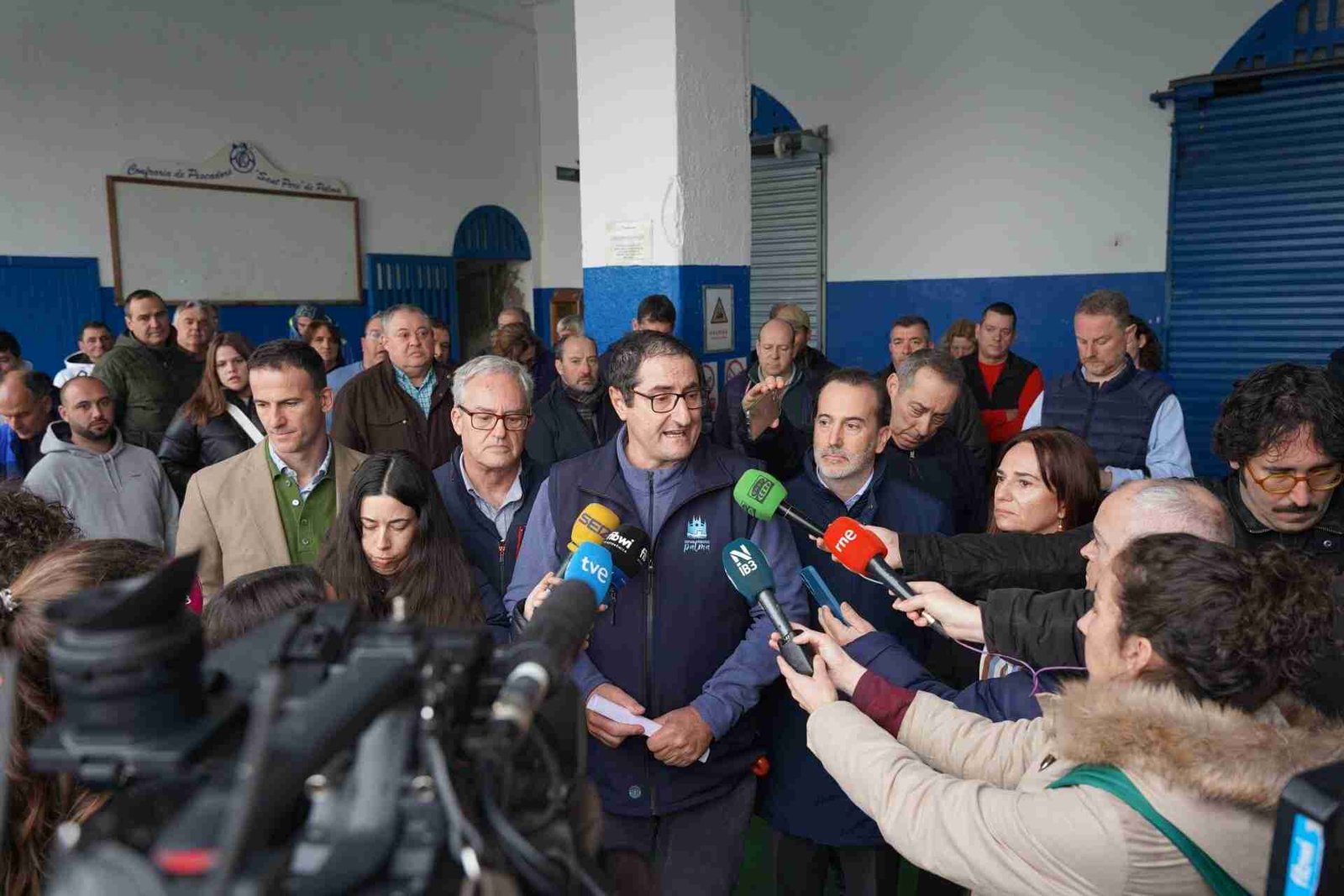 Gabriel Le Senne y Manuela Cañadas con los pescadores en Palma