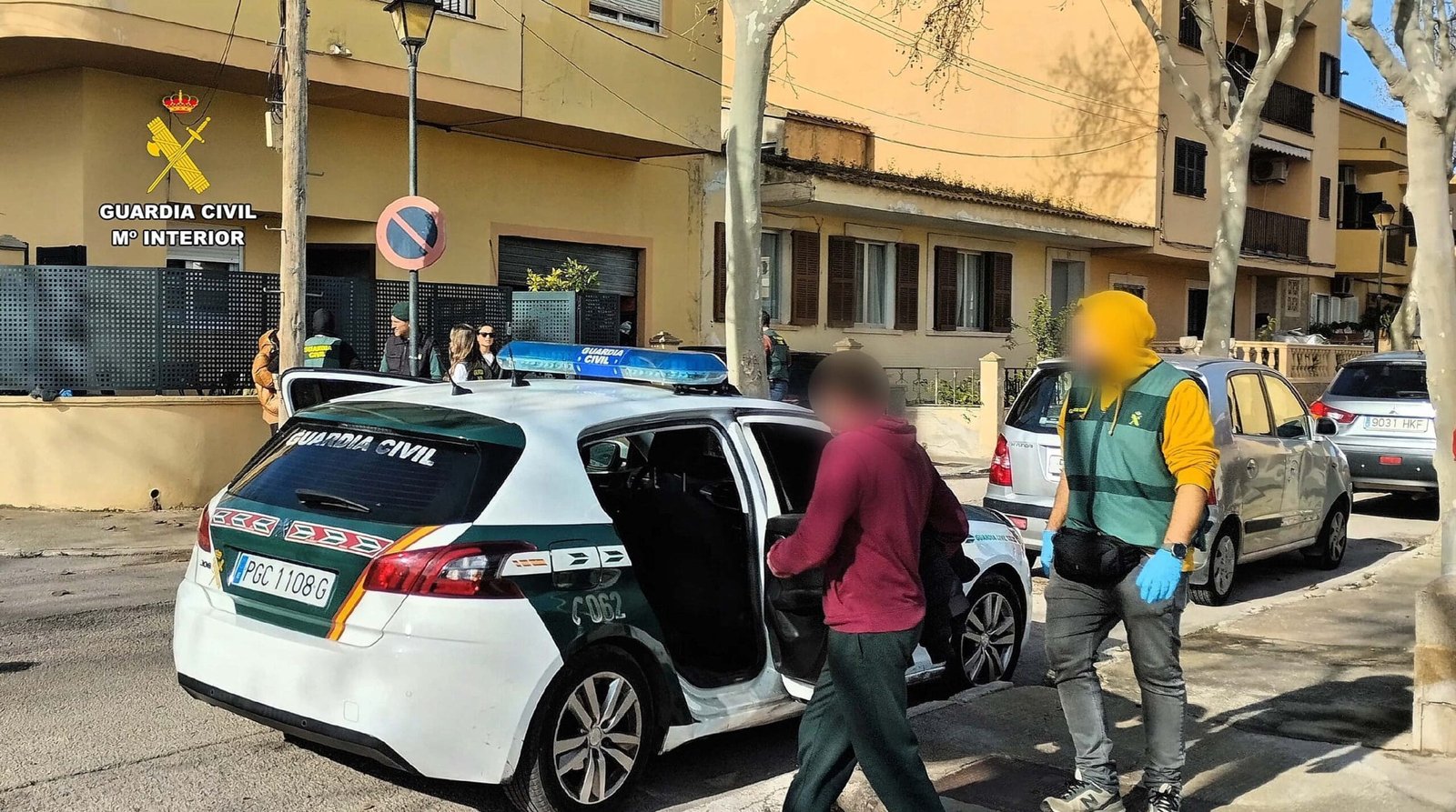 Agentes de la Guardia Civil durante la detención en Son Servera