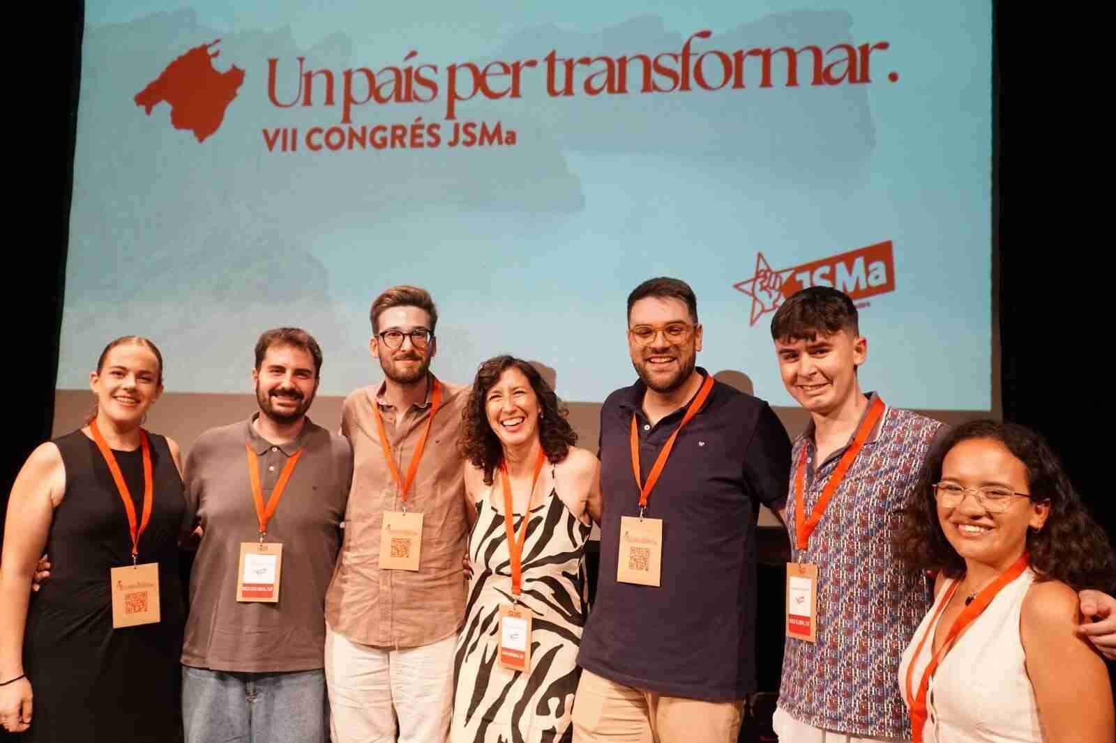 La presidenta Amanda Fernández con miembros de las Joventuts Socialistes de Mallorca en el VII Congrés JSMa