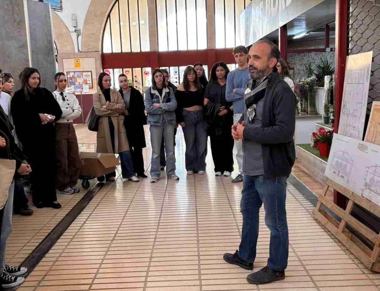 Estudiantes de diseño analizando el interior del Mercat Municipal de Felanitx para su reforma