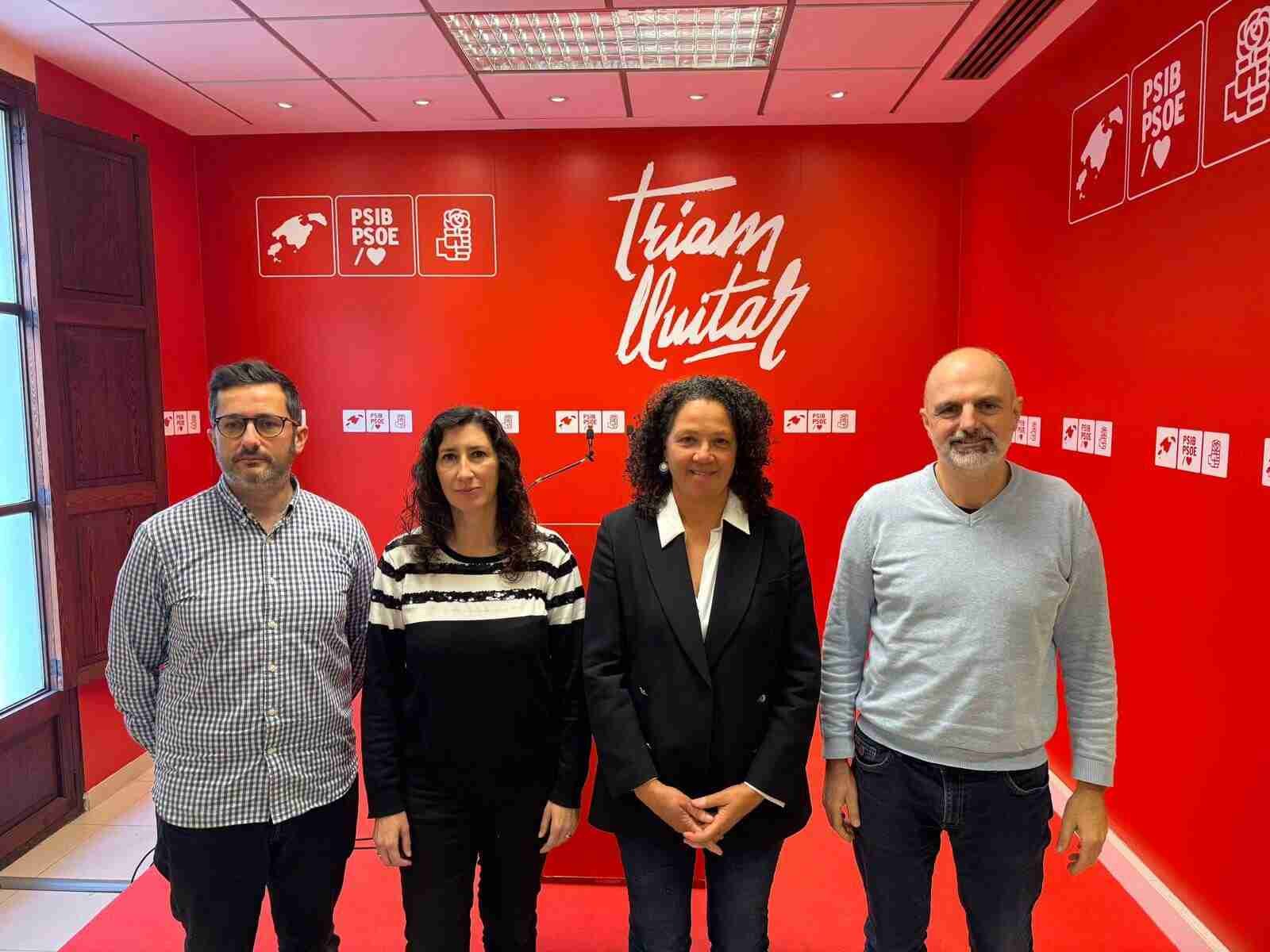 La manacorina Amanda Fernández junto a representantes del PSIB-PSOE