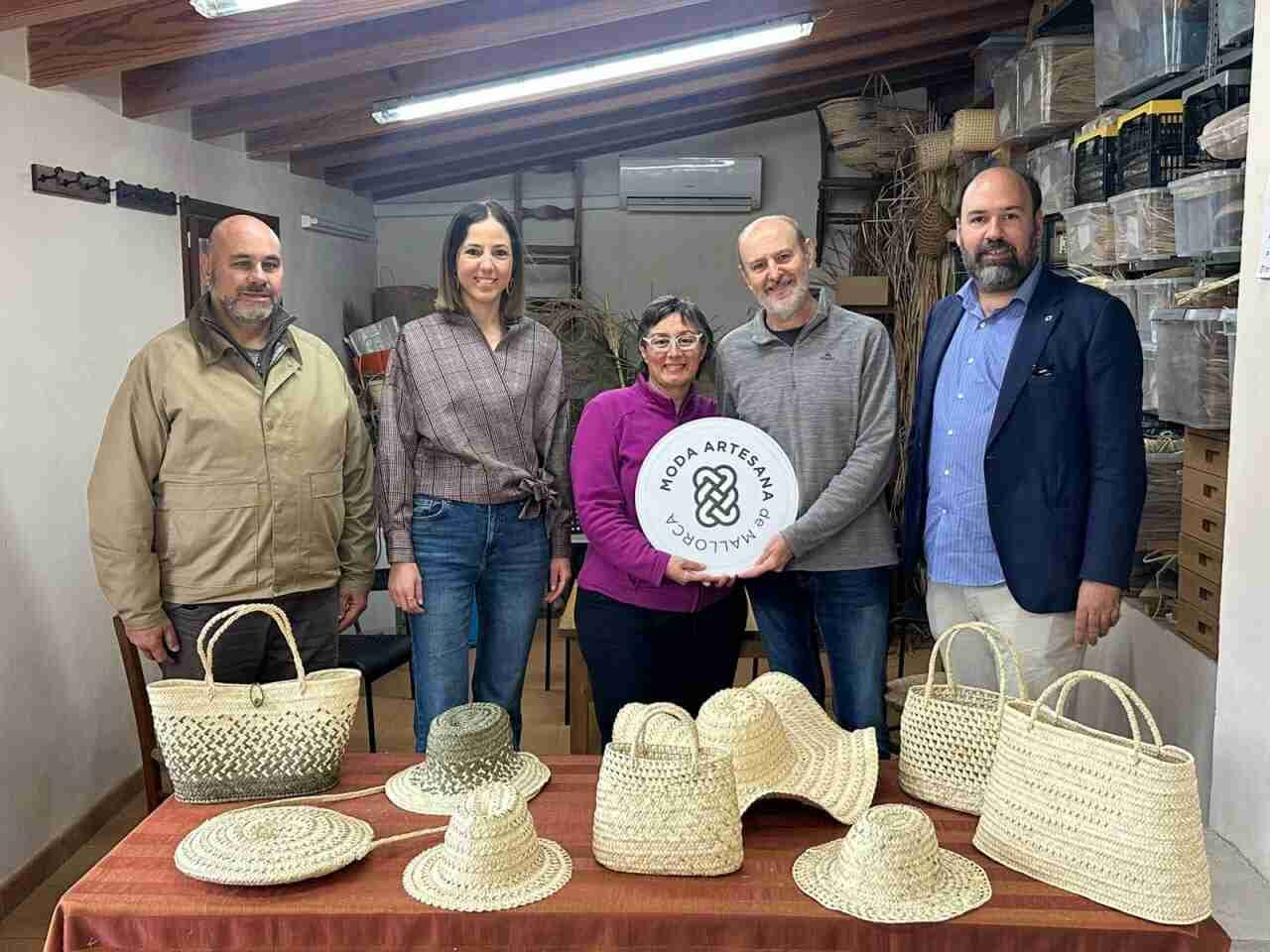 La vicepresidenta Antònia Roca junto a artesanos de Mallorca durante la entrega del distintivo de garantía