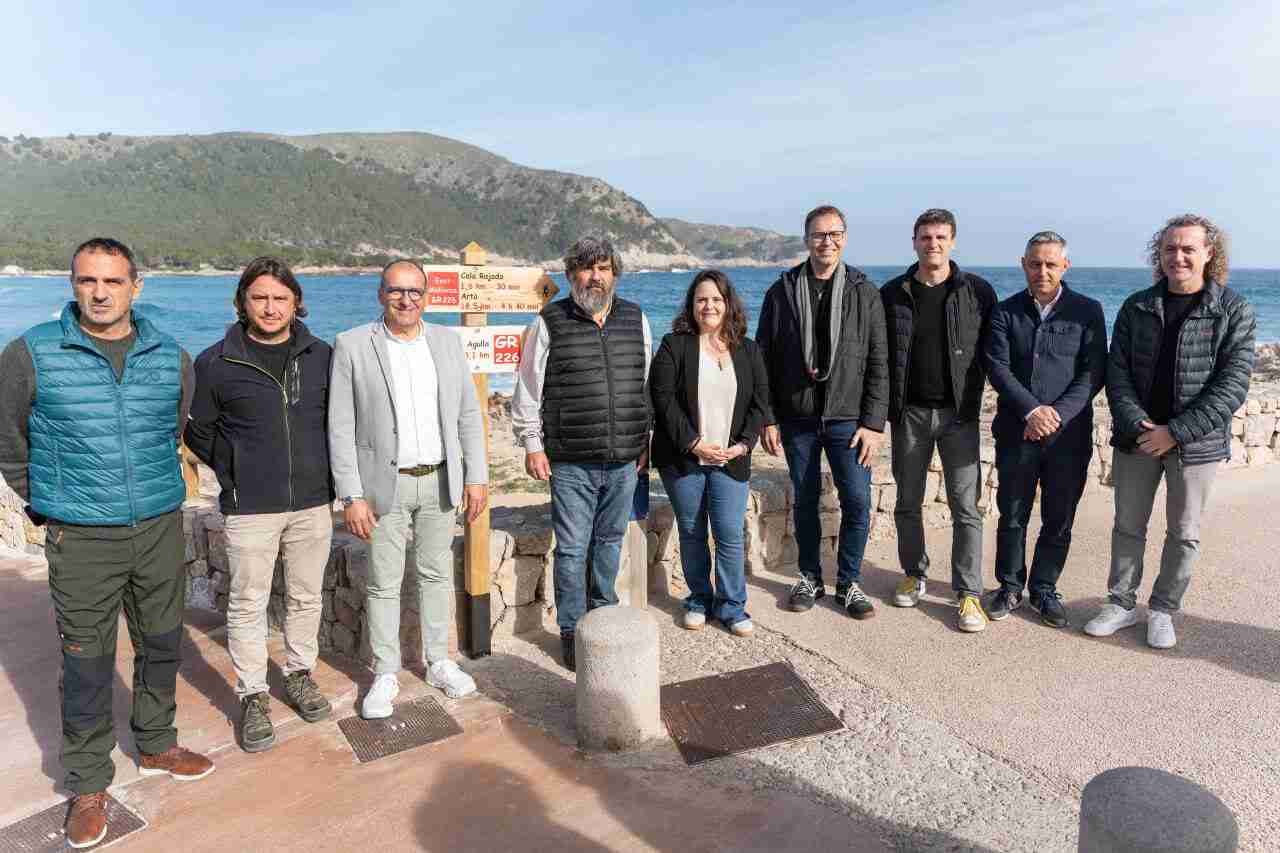 Representantes institucionales inaugurando la nueva señalización de la ruta senderista en el Llevant