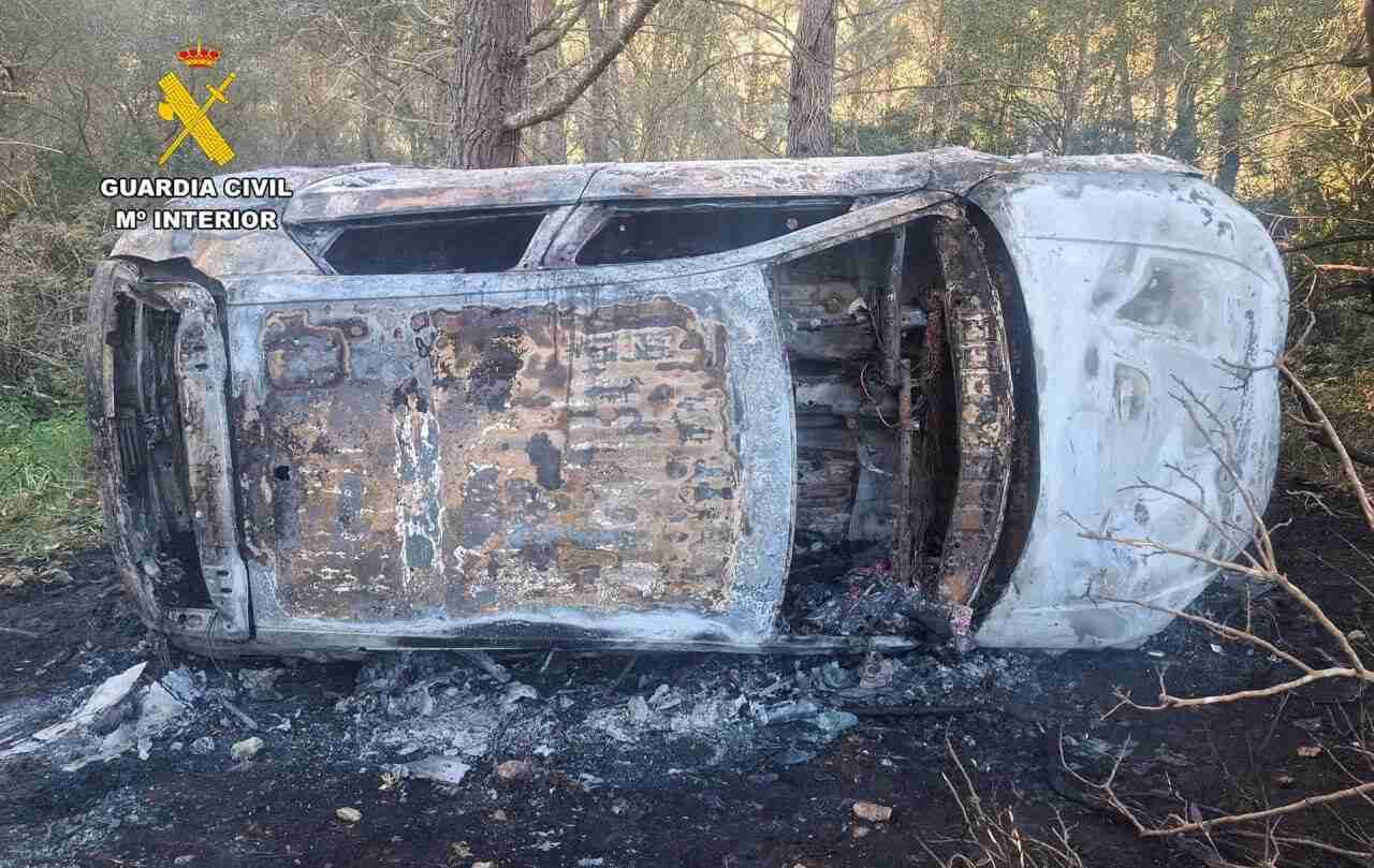 Vehículo robado y calcinado en la urbanización Ses Rotjetes de Canet tras el robo cometido por los implicados