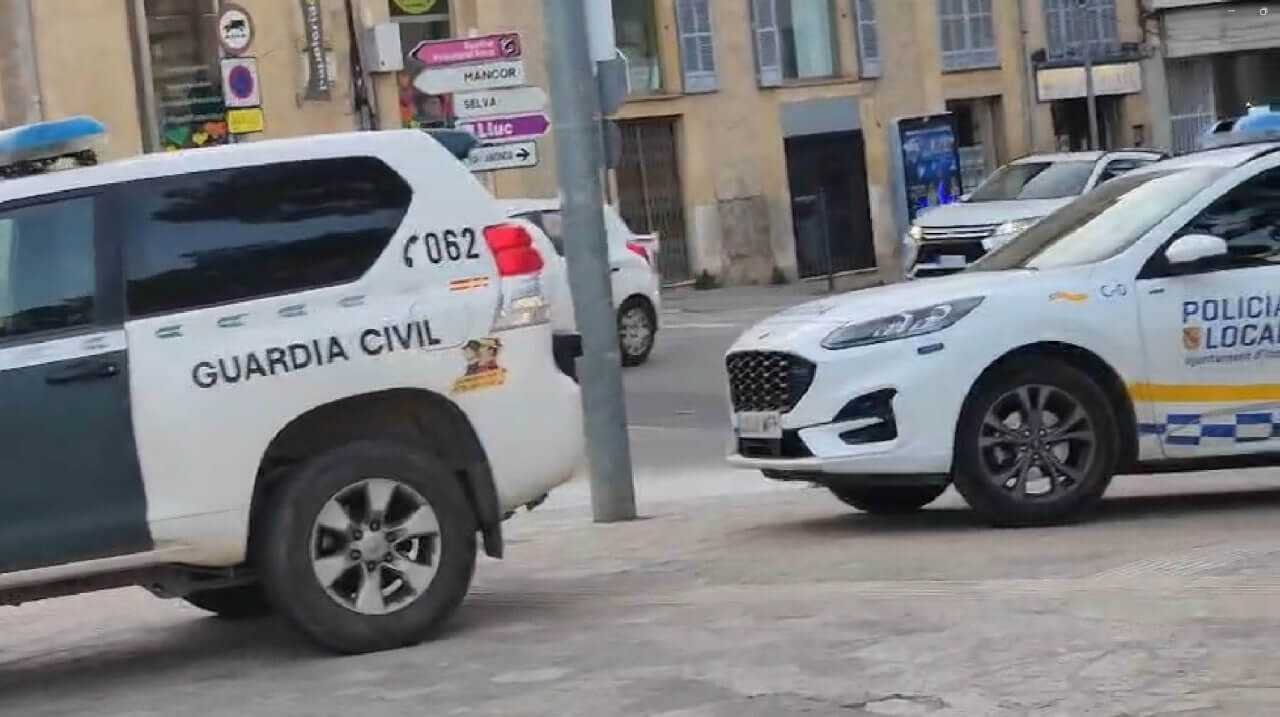 Captura de vídeo que muestra coches patrulla de la Policía Local De Inca y la Guardia Civil en el lugar del incidente