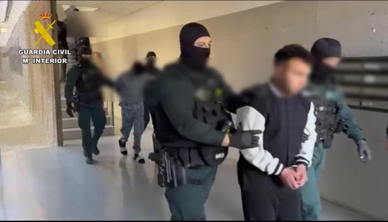 Agentes de la Guardia Civil escoltando a los detenidos de origen argelino