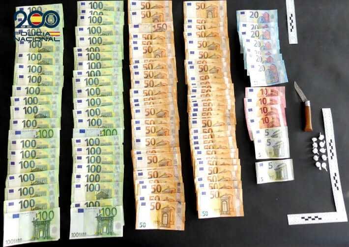 Dinero en efectivo y papelinas de cocaína intervenidas por la Policía Nacional en Porto Cristo