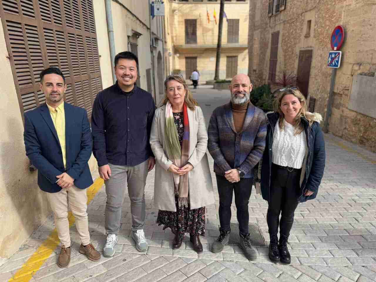 Los cinco concejales del PSOE de Son Servera posan en una calle del municipio