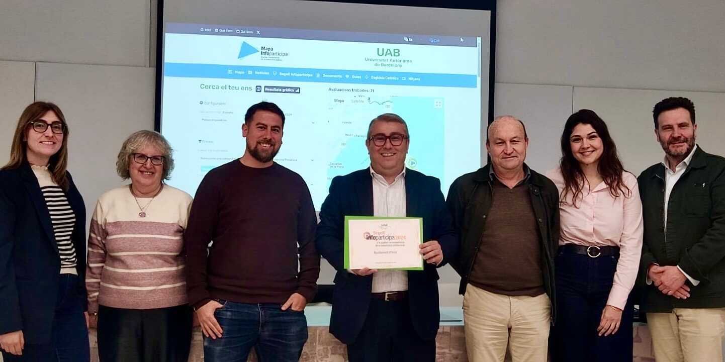 Representantes municipales de Inca recogiendo el Sello Infoparticipa 2025 frente a una pantalla