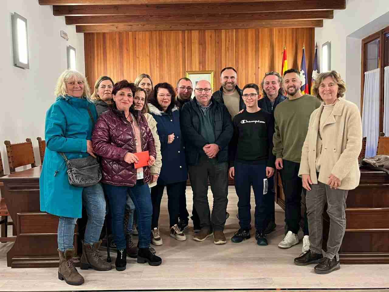 Representantes del Ayuntamiento de Son Servera y entidades locales en la entrega del donativo a Aproscom