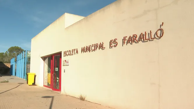 Fachada de la Escuela Infantil Es Faralló en Portocolom tras la autorización de su ampliación