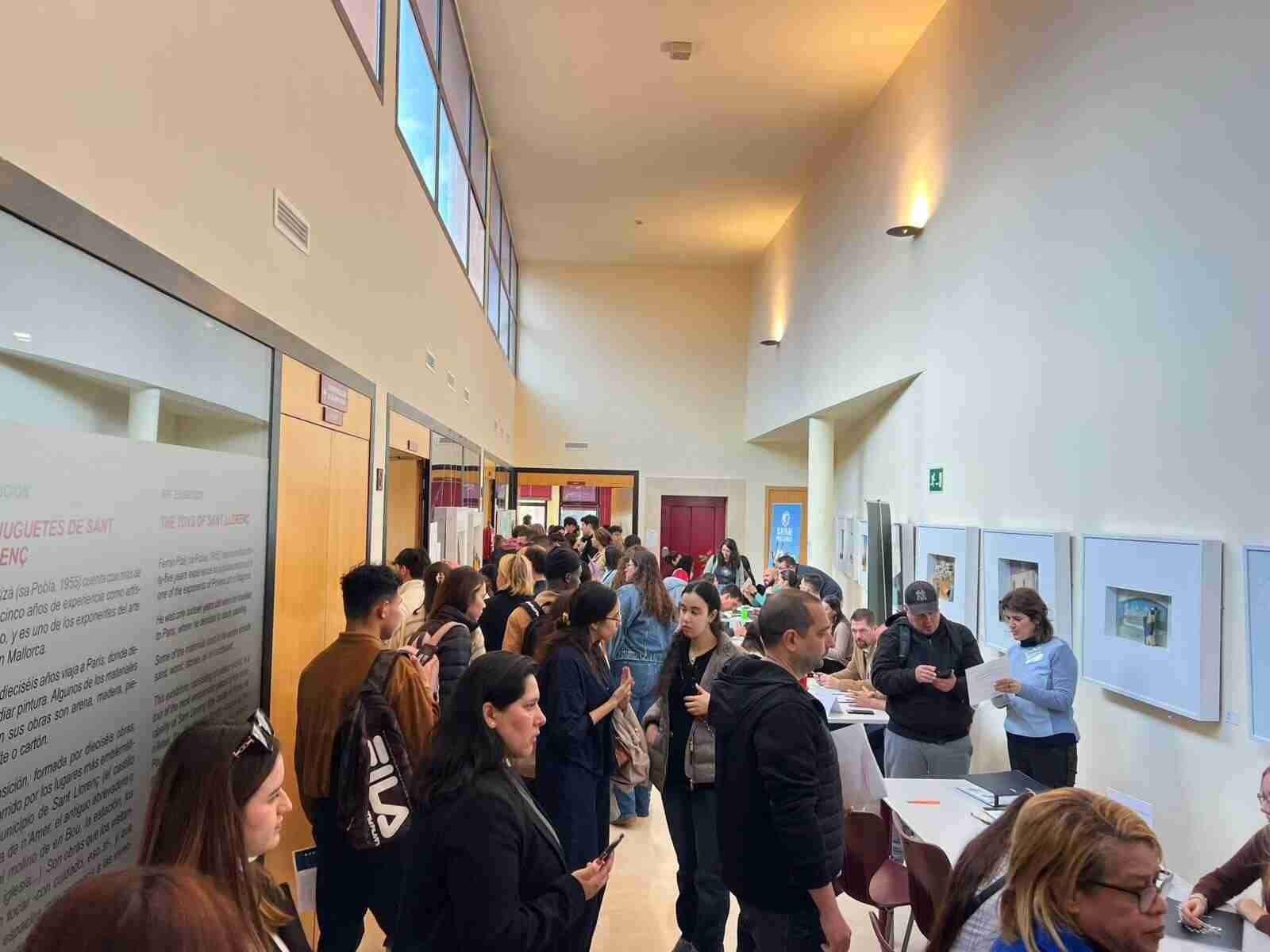 Gran afluencia de público en el Auditorio de Sa Màniga durante la feria de empleo de Cala Millor