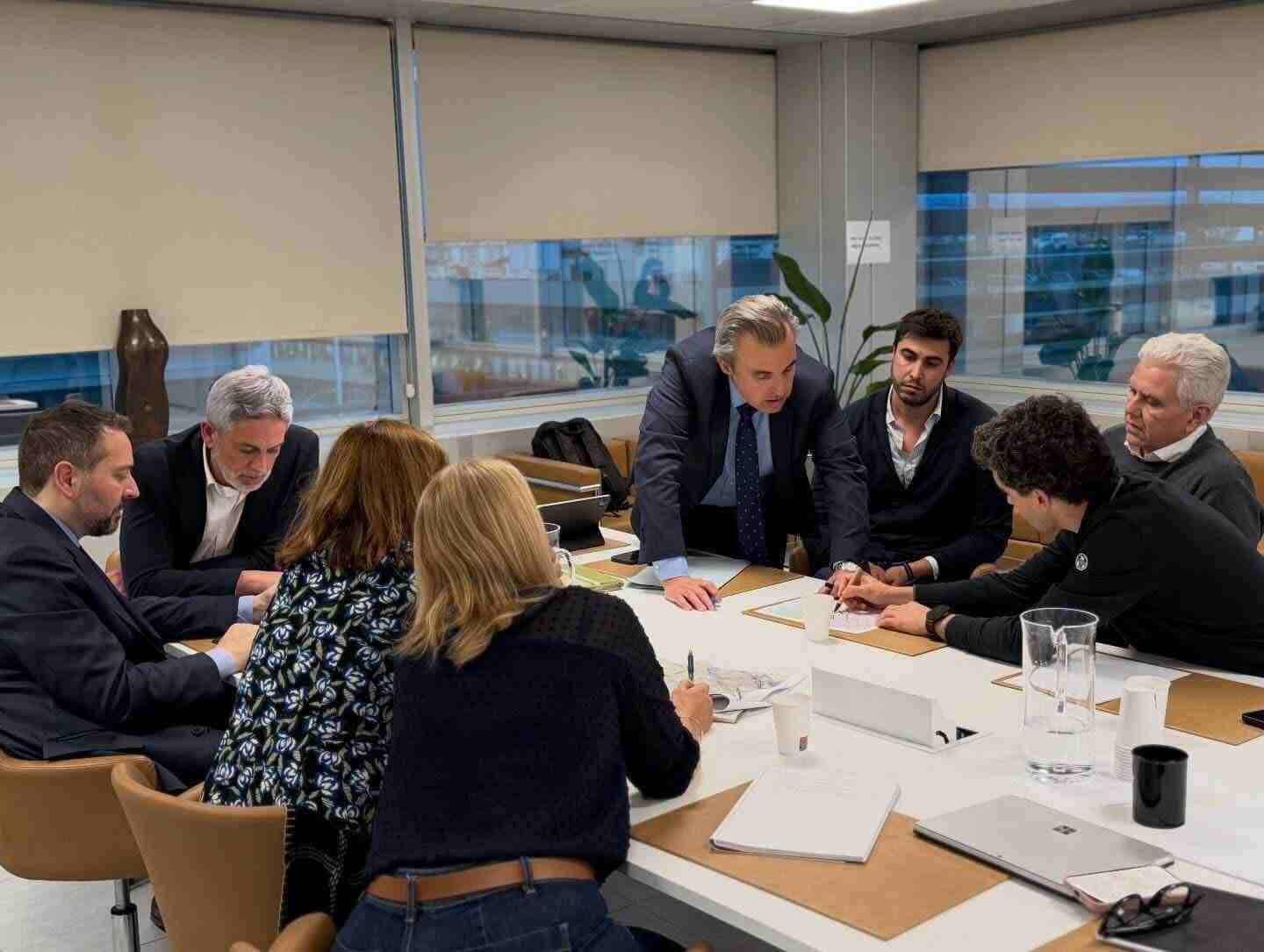 El conseller de Educación, el alcalde de Sant Llorenç y técnicos municipales analizando la planificación escolar