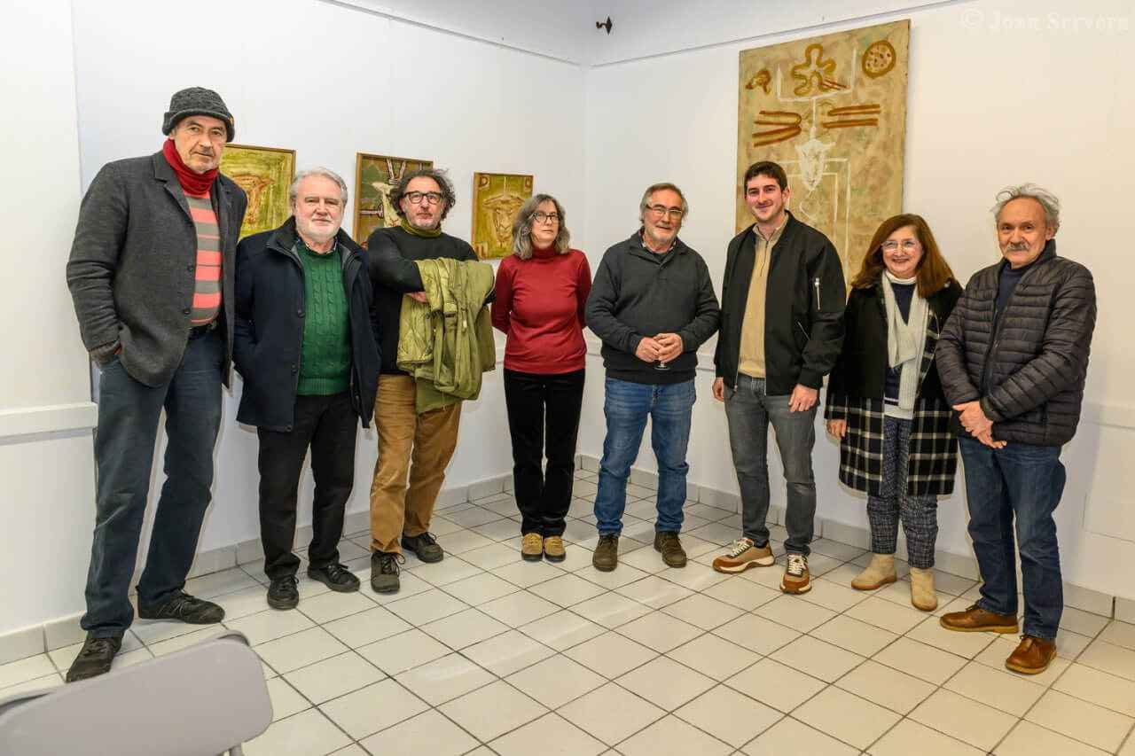 Grupo de personas, incluyendo al artista Antoni Jesús Ballester, posando durante la inauguración de la exposición en s'Agrícola