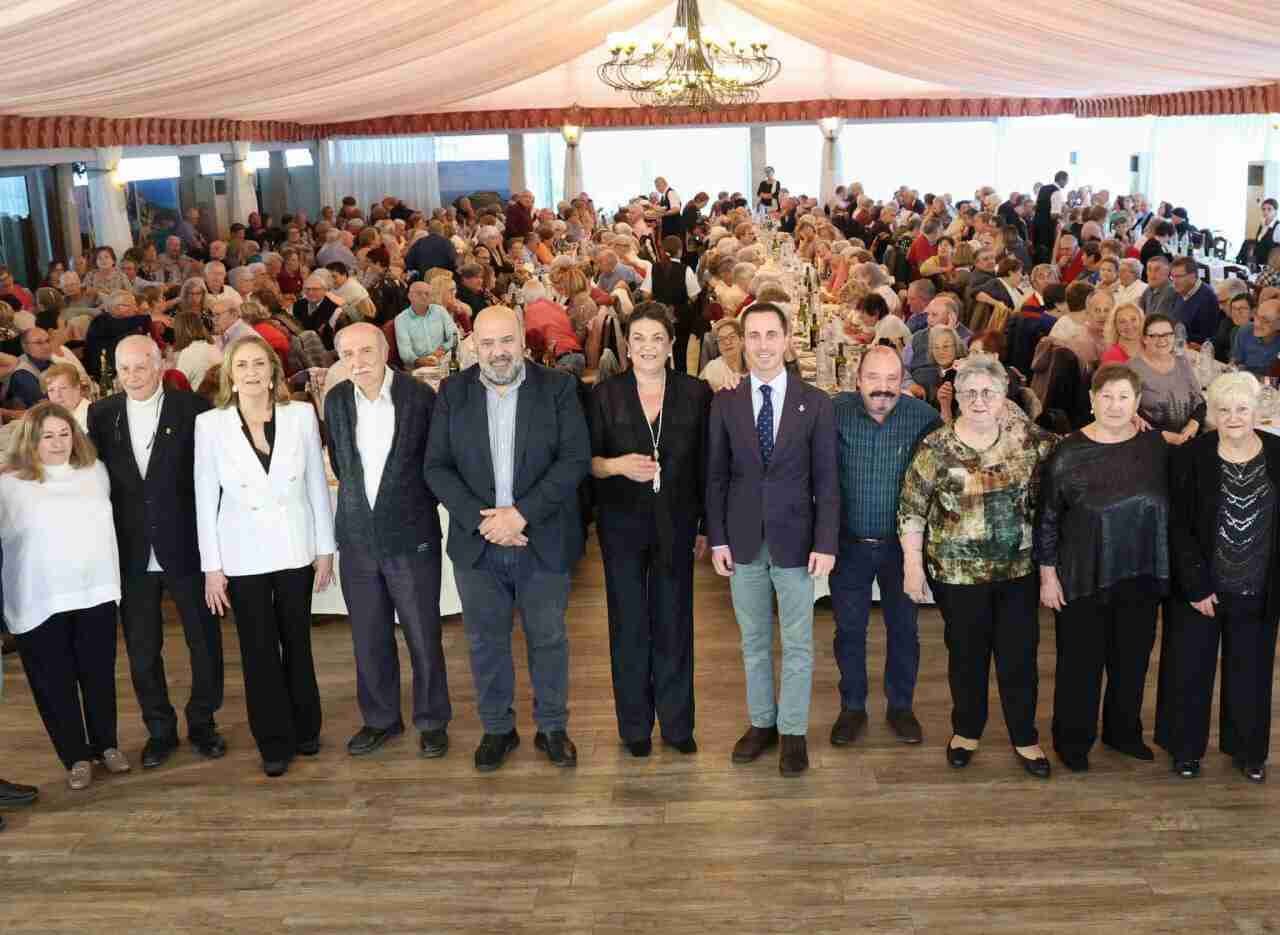 El presidente Llorenç Galmés y el conseller Guillermo Sánchez con un grupo numeroso de representantes de la Gent Gran