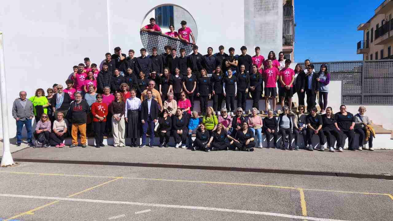 El conseller Guillermo Sánchez, la concejala de Juventud de Felanitx y la directora insular posan con el grupo