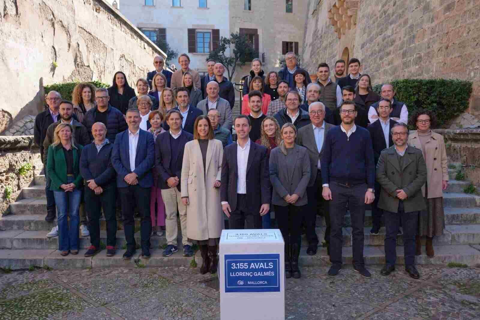 El presidente del PP de Mallorca, Llorenç Galmés, rodeado de afiliados de toda la isla tras presentar 3.155 avales