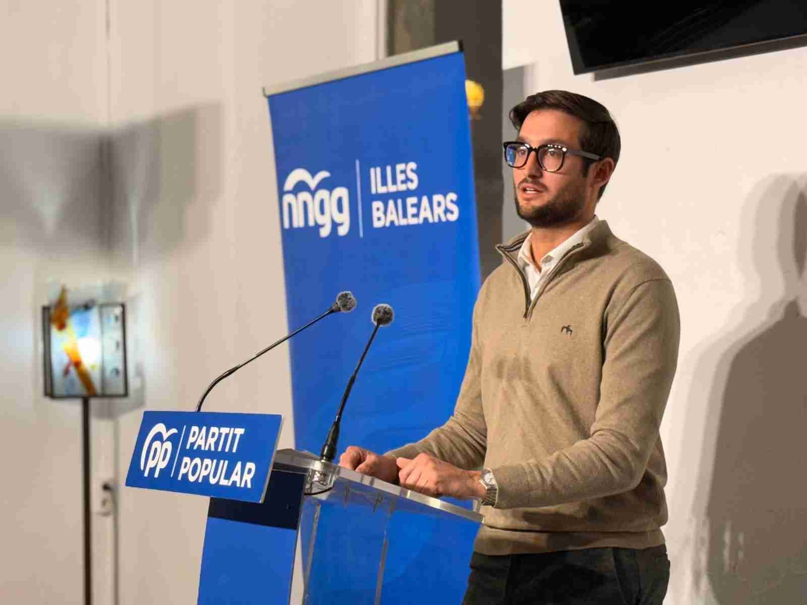 Mateu Fullana dirigiéndose a los afiliados del PP de Manacor