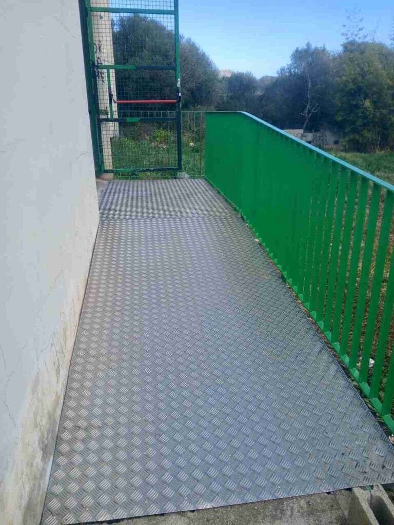 Detalle de la rampa de acceso adaptada en el Poliesportiu Marga Fullana de Sant Llorenç
