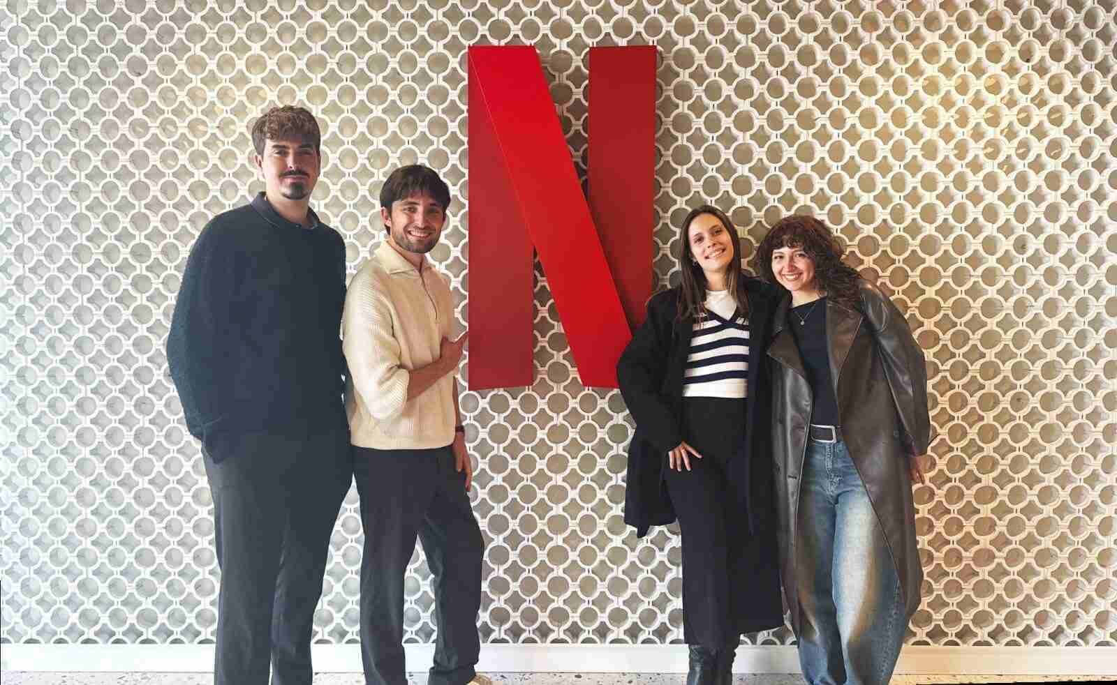 Miquel Jaume, Adrián Tejero, Míriam Álamo y Naima Ferram posando junto al logo de Netflix en Madrid