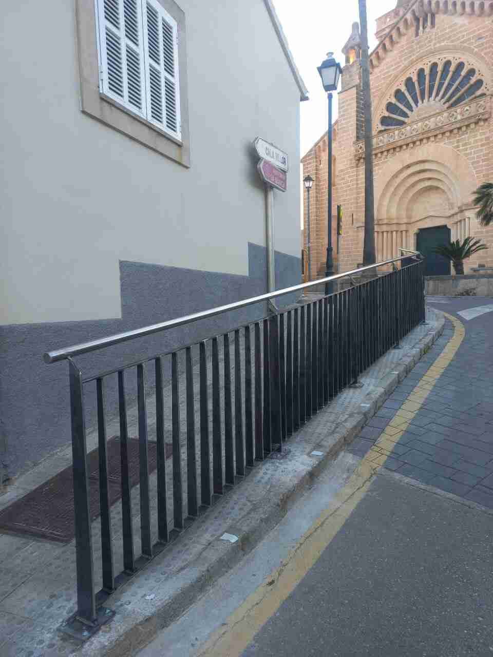 Detalle de la barandilla instalada en Can Pi, Son Carrió, para mejorar el acceso y la seguridad