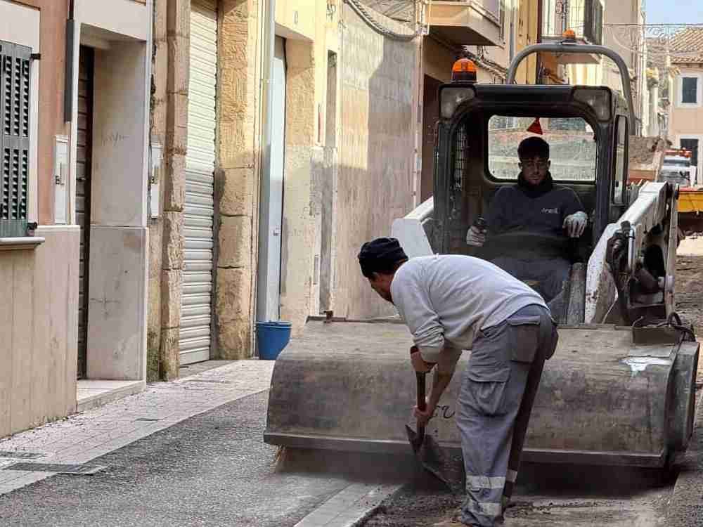 Operarios trabajando en el fresado de la calle de l'Ànge