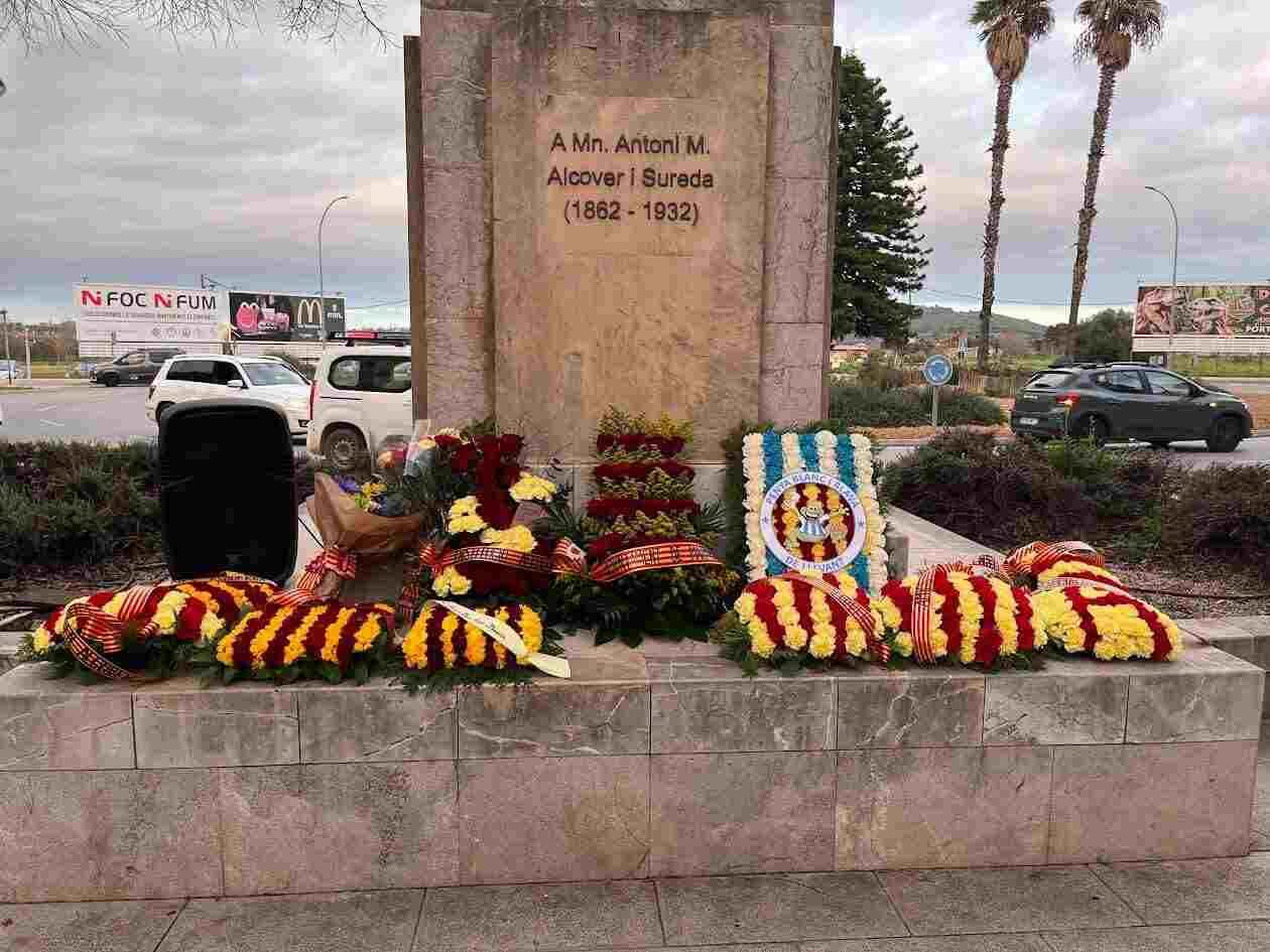 El Obelisco de Mossèn Alcover en Na Camel·la rodeado de coronas de flores durante el homenaje
