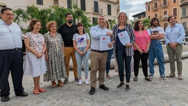 Virgilio Moreno y Alice Weber junto a los concejales del PSOE y MÉS per Inca durante la presentación del pacto de gobierno municipal