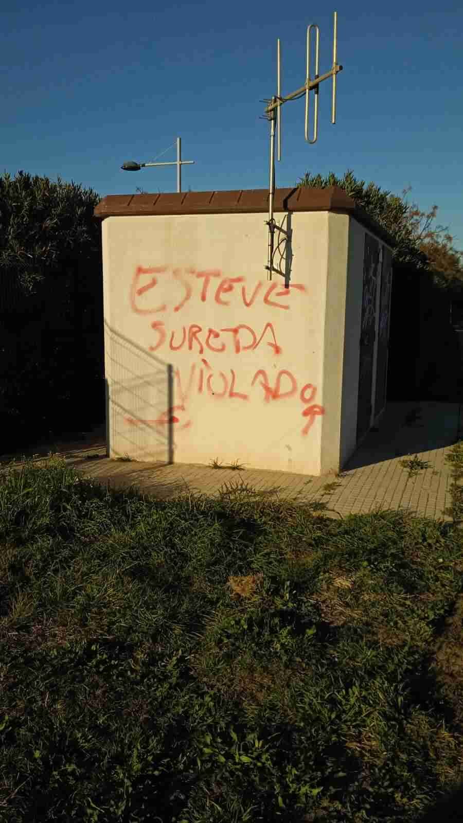 Fotografía de una pintada en una caseta eléctrica donde se lee "Esteve Sureda violador"