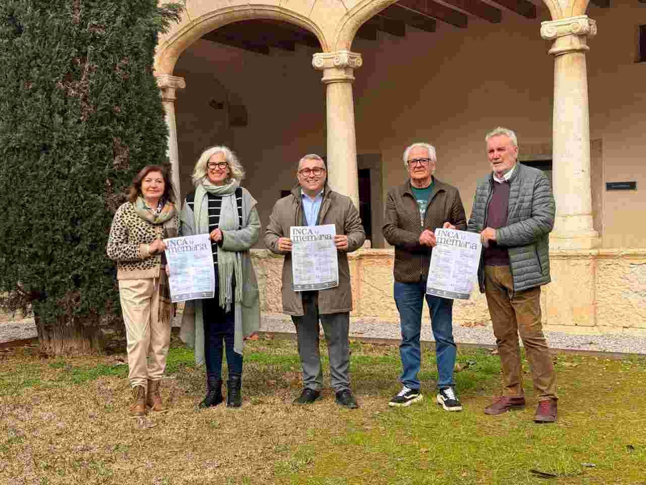 El alcalde Virgilio Moreno, Alice Weber y otras tres personas posan con el cartel del ciclo