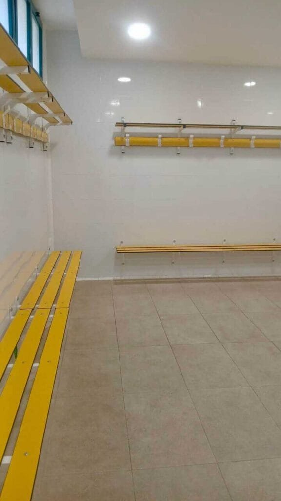 Nuevos bancos y accesorios en los vestuarios del Poliesportiu Marga Fullana